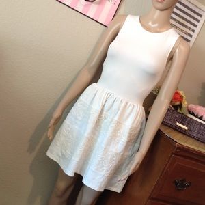 Adorable ivory sleeveless dress P033